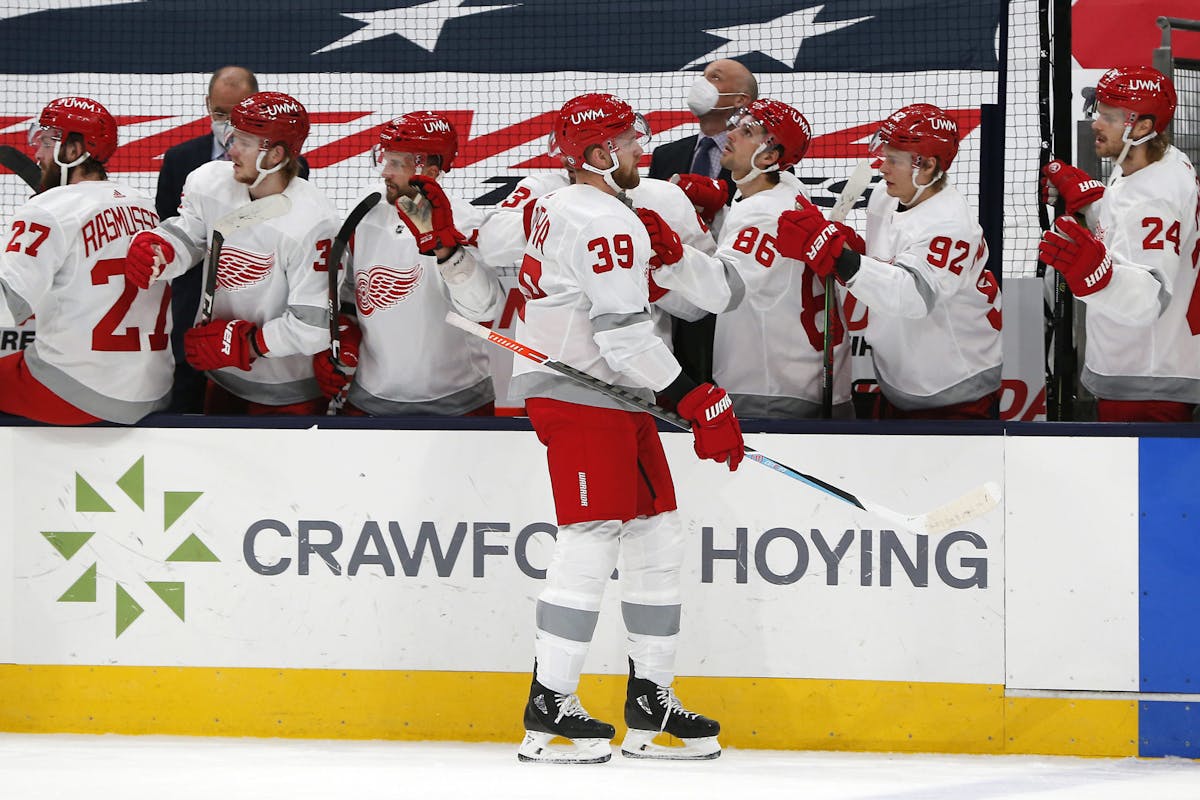 Red Wings] The Wings' reverse retro full uniform debuted tonight